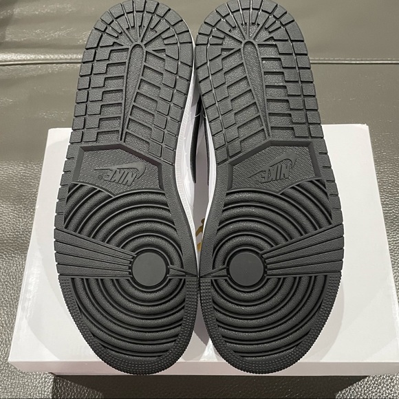 ❌SOLD❌ BRAND NEW WOMENS AIR JORDAN 1 MID - GREY FOG Popular Women's Sneaker - Picture 3 of 8